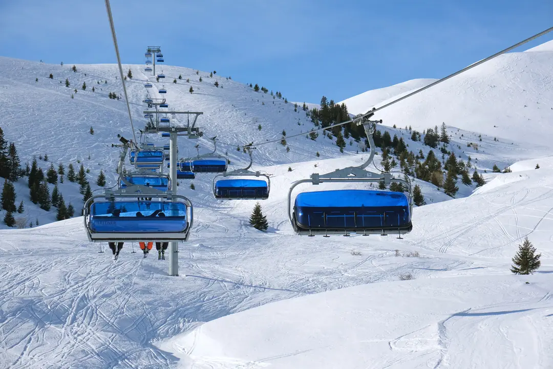 Chairlift over the snowy slopes of Popova Šapka