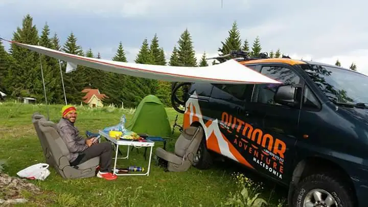 Camp with tent and awning next to the 4x4 van